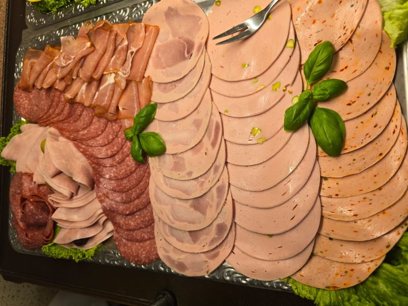 Aufschnitt-Platte kunstreich angerichtet