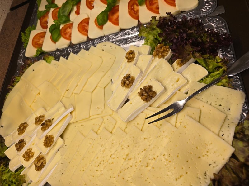 Käseplatte mit Walnüssen