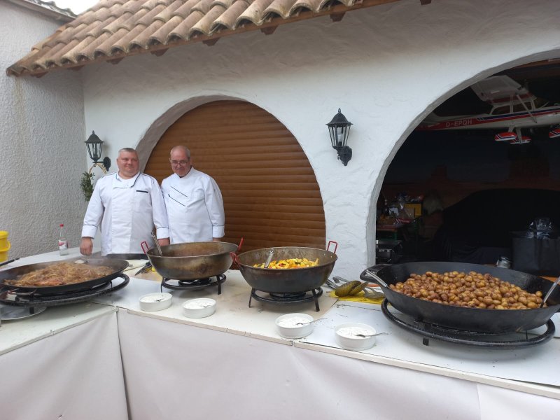 Köche beim Outdoor-Catering