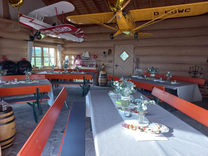 Festsaal mit Flugzeug-Deko